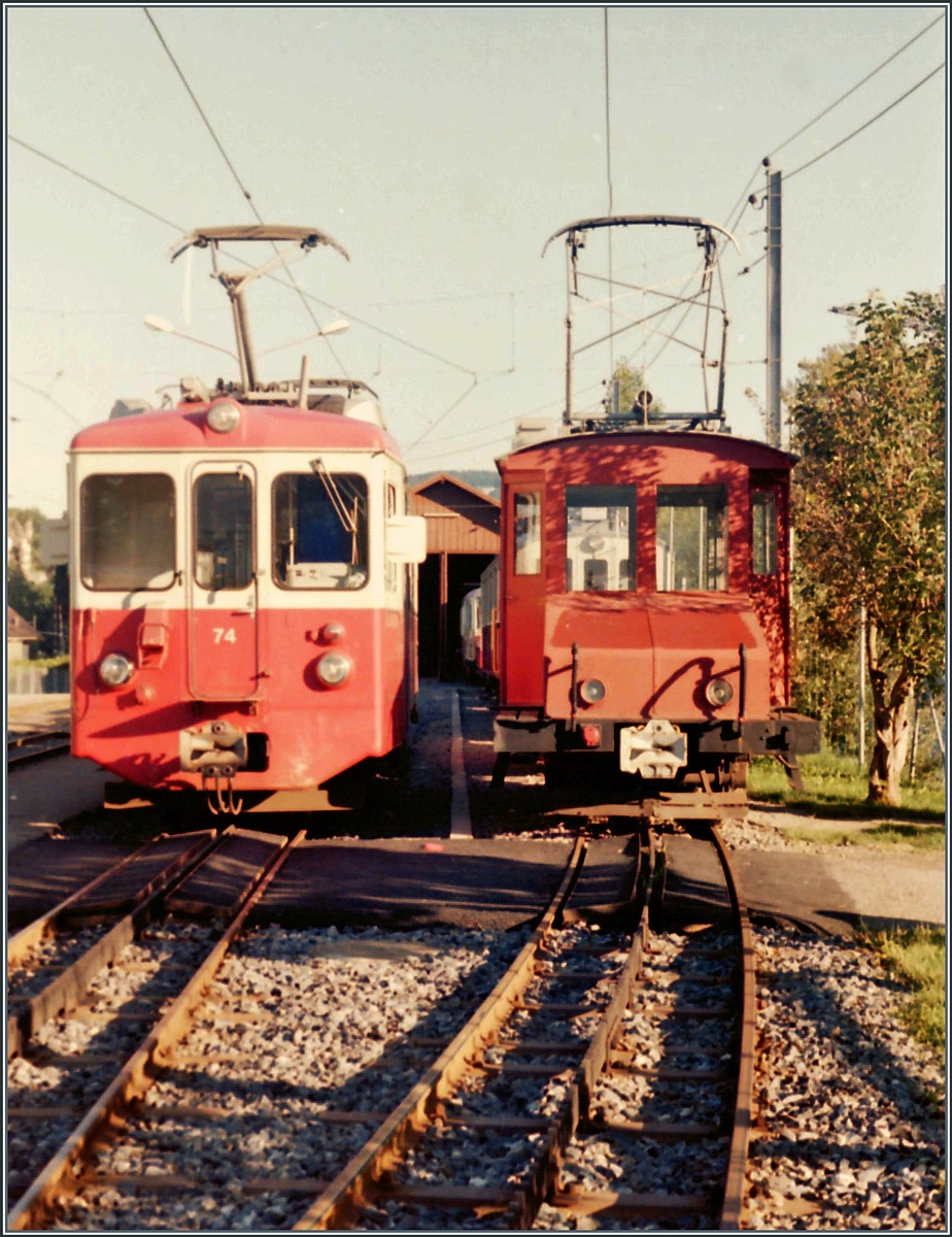 Die CEV BDeh 2/4 N° 74 und Te 82 warten in Blonay auf ihre nächsten Einsätze. 

Analog Bild vom August 1985

