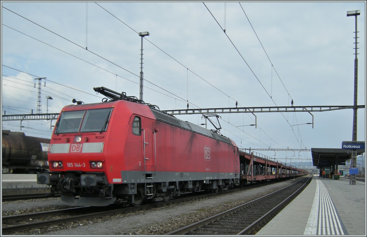 Die DB 185 mit einem langen, leeren Autowagenzug auf dem Weg nach Deutschland. 
Rotkreuz, den 19. März 2008