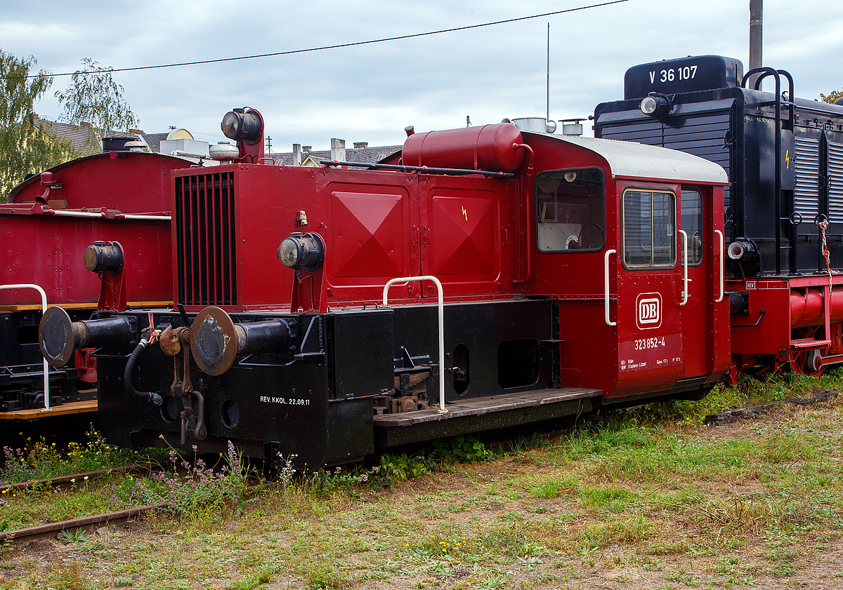 
Die DB 323 852-4, ex DB Köf 6782, im DB Museum in Koblenz am 04.09.2020
Die Köf II wurde 1960 von Jung, Jungenthal bei Kirchen a.d. Sieg unter der Fabriknummer 13220 gebaut und als Köf 6782 ausgeliefert. Die Umbezeichung erfolgte 1968, in Köln-Gremberg wurde sie 1998 ausgemustert.
Die Lok hat eine Leitung von 128 PS und eine Höstgeschwindigkeit von 45 km/h.

Diese Loks waren sehr klein, sie hatten Regelspurbreite, füllten aber das Lichtraumprofil nach oben nur zur Hälfte aus. Dadurch konnten sie zur Überführung auf Flachwagen verladen werden.