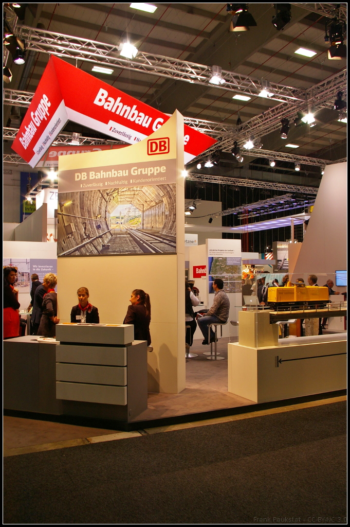 Die DB Bahnbau Gruppe ist eine Tochter der Deutsche Bahn AG und ist spezialisiert auf Arbeiten an Oberbau, Signal- und Kommunikationsanlagen, Fr��- und Fliesbahndtechnik und Ausbildung. Das Unternehmen war mit einem Stand w�hrend der InnoTrans 2014 in Berlin vertreten.
<br /><br />
Webseite Unternehmen (deutsch): https://www.bahnbaugruppe.de/bahnbaugruppe-de/start/
