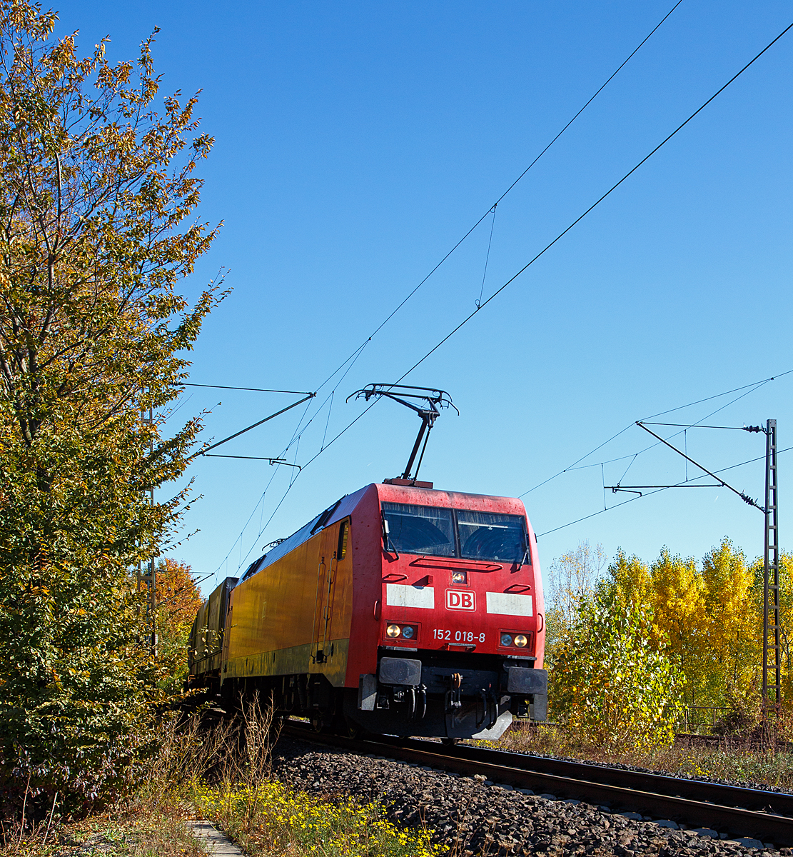 
Die DB Cargo 152 018-8  (91 80 6152 018-8 D-DB) fährt am 13.10.2018 mit einem Güterzug durch Neuwied-Feldkirchen in Richtung Norden.