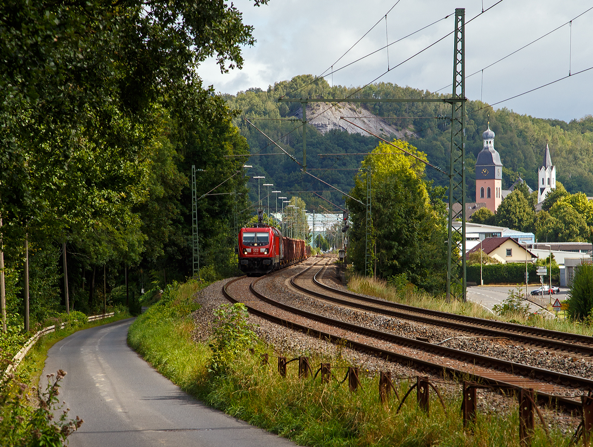 Die DB Cargo 187 157 (91 80 6187 157-3 D-DB) fährt am 26.08.2021 mit einem gemischten Güterzug bei Wissen (Sieg) über die Siegstrecke (KBS 460) in Richtung Köln.

Die Bombardier TRAXX F140 AC3 wurde 2018 von der Bombardier Transportation GmbH in Kassel unter der Fabriknummer  KAS 35472 gebaut.  Die TRAXX F140 AC3 Varianten der DB Cargo (BR 187.1) haben keine Last-Mile-Einrichtung. Die Höchstgeschwindigkeit beträgt 140km/h. Die Lokomotiven können in gemischter Mehrfachtraktion mit BR185 und BR186 eingesetzt werden.