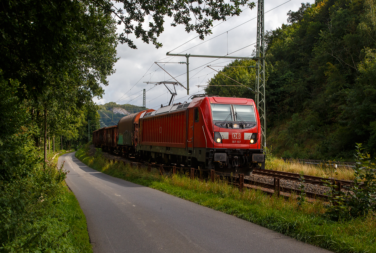 Die DB Cargo 187 157 (91 80 6187 157-3 D-DB) fährt am 26.08.2021 mit einem gemischten Güterzug bei Wissen (Sieg) über die Siegstrecke (KBS 460) in Richtung Köln.

Die Bombardier TRAXX F140 AC3 wurde 2018 von der Bombardier Transportation GmbH in Kassel unter der Fabriknummer KAS 35472 gebaut.  Die TRAXX F140 AC3 Varianten der DB Cargo (BR 187.1) haben keine Last-Mile-Einrichtung. Die Höchstgeschwindigkeit beträgt 140km/h. Die Lokomotiven können in gemischter Mehrfachtraktion mit BR185 und BR186 eingesetzt werden.