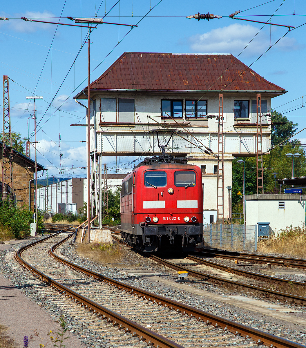 
Die von der DB Cargo AG gemietete nunmehrige 151 032-0  (91 80 6151 032-0 D-Rpool) der Railpool GmbH, am 01.09.2018 beim Manöver in Kreuztal. Gerade unterfährt sie das ehemalige Reiterstellwerk Kreuztal Nord (Kn).