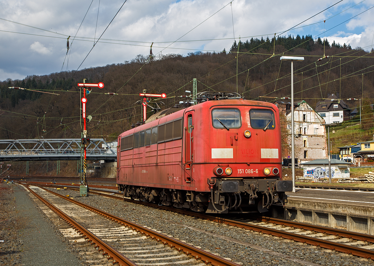 Die DB Cargo AG vermietete Railpool 151 086-6 (91 80 6151 086-6D-Rpool), am 26.03.2021 als Lz beim Manöver (Gleiswechsel) im Bahnhof Dillenburg.

Die Lok wurde 1975 von Krupp unter der Fabriknummer 5336 gebaut und an die Deutsche Bundesbahn geliefert. Bis 31.12.2016 gehörte sie zur DB Cargo AG. Zum 01.01.2017 wurden je 100 sechsachsige elektrische Altbau-Lokomotiven der Baureihen 151 und 155 an ein Konsortium aus dem Lokvermieter Railpool verkauft. Die DB Cargo mietet daraufhin 100 Loks von Railpool wieder an. Die anderen Maschinen werden dem freien Markt angeboten.
