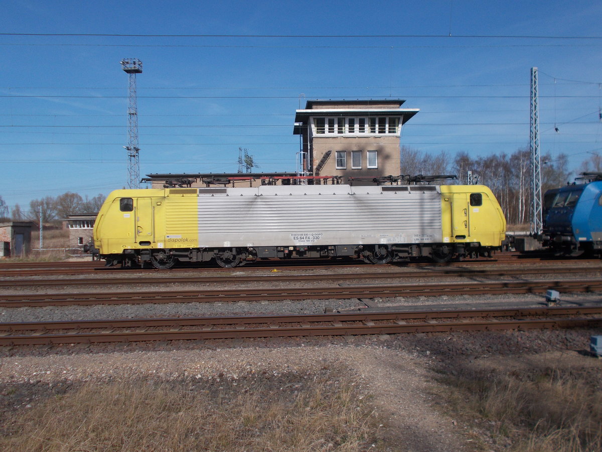 Die Dispolok ES64F4-030,am 26.März 2017,in Rostock Seehafen.