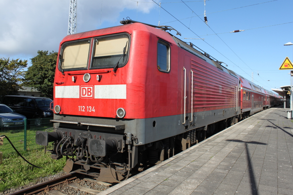 Die Dortmunder 112 134-2 mit RE 18591(Warnem�nde-Berlin)abgestellt im Bahnhof Warnem�nde.26.09.2015