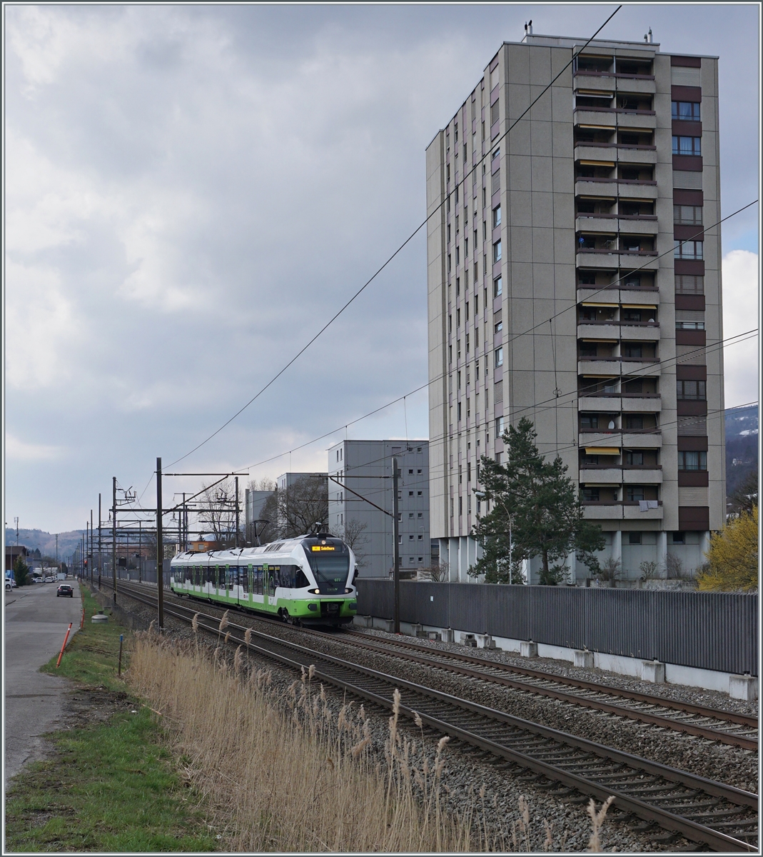 Die durch die baubedingte, mehrmonatige Streckensperre zwischen Neuchâtel und La Chaux de Fond nicht mehr benötigten von der TransN gemieteten SBB RABe 523 verkehren teilweise im Regionalzugverkehr Biel/Biene - Olten. 
Der RABe 523 077 zwischen Lengnau und Grenchen Süd als Regionalzug nach Solothurn. 

19. März 2021