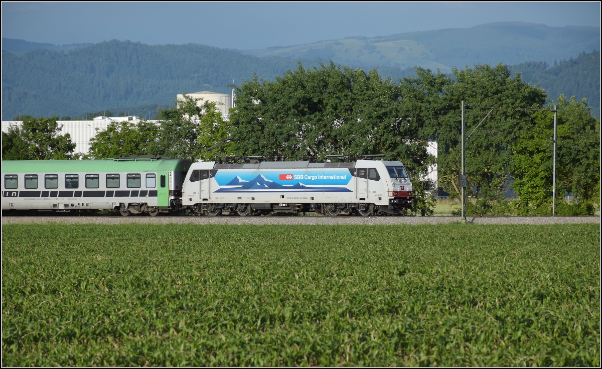 Die ehemalige Crossraillok 186 907 f�hrt mit RoLa s�dw�rts. Diesmal ist die SBB-Flanke zu sehen. Buggingen, Juni 2022.