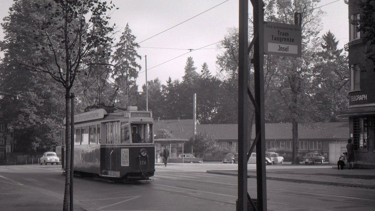 Die ehemalige Tramlinie 1 (Betriebseinstellung 11.Oktober 1965): Wagen 174 beim Inselspital. Damals wurde unterschieden zwischen  Taxgrenze  (fr die Berechnung des Fahrpreises relevante Stelle) und  Haltestelle  (fr die Berechnung des Fahrpreises nicht relevant). Sptsommer 1965 