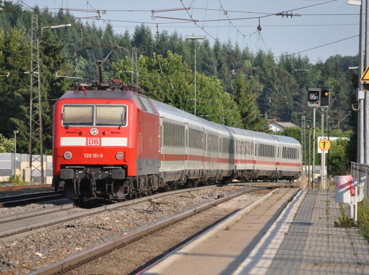 Die ehemalige ZDF Werbelok 120 151-6 mit einem IC in Amstettenam 18.06.2012.