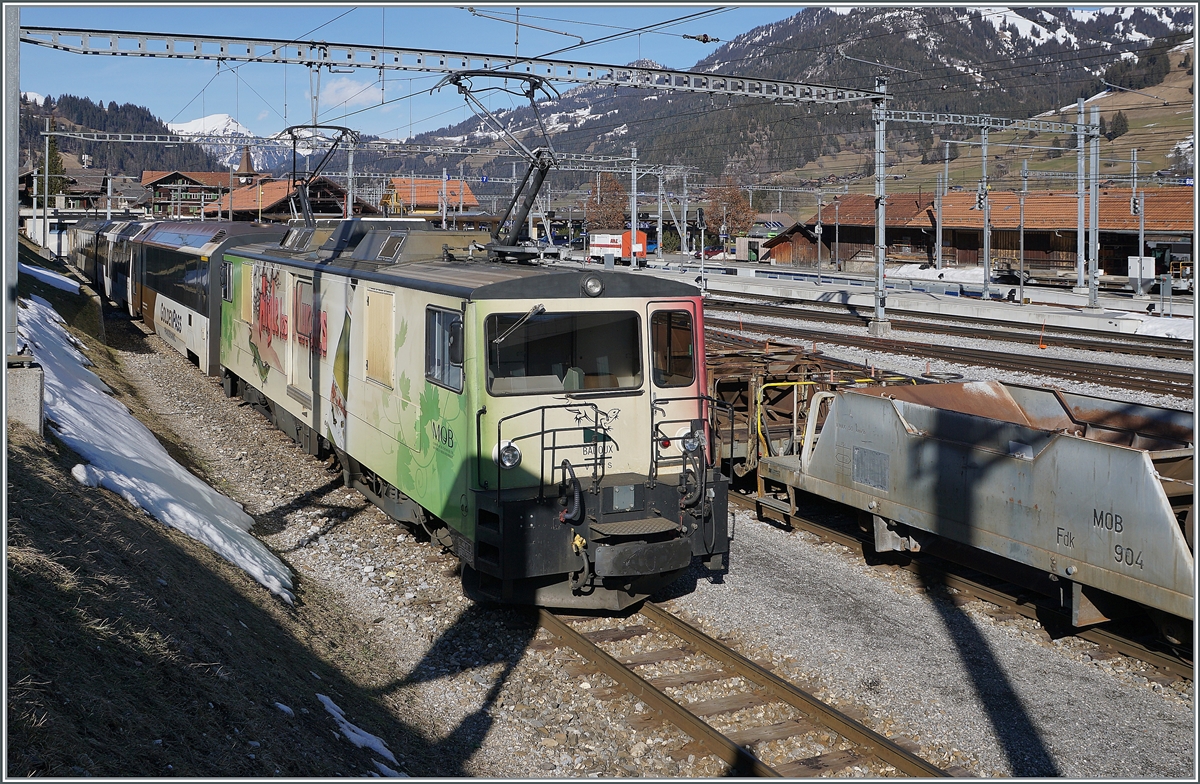 Die eigentlich ab dem Fahrplanwechsel im Dez. 2020 nicht mehr benötigten MOB GDe 4/4 haben doch im der fallweisen Einsatz auf der  Lenkerlinie  noch eine befristete Beschäftigung gefunden. Im Bild zeigt sich die GDe 4/4 6006 abgestellt, aber aufgebügelt in Zweisimmen. 

17. Februar 2021