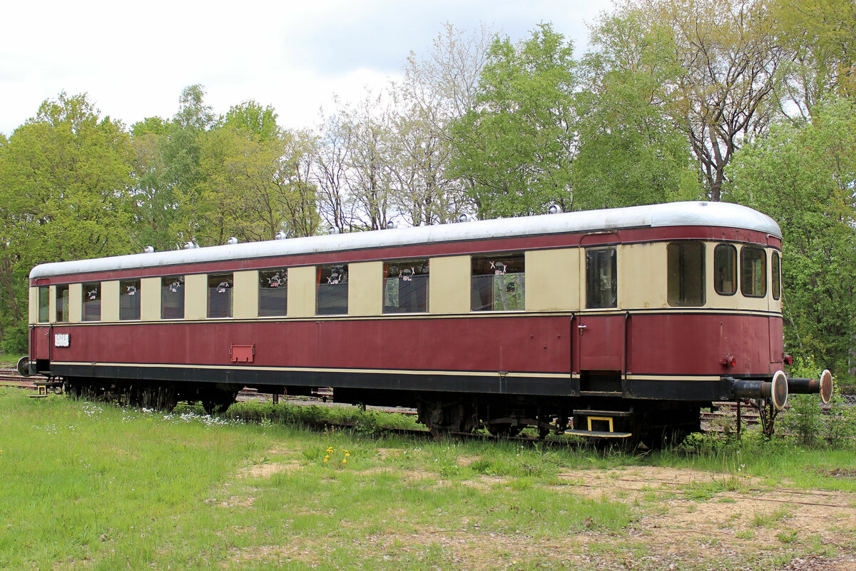 Die Eisenbahnfreunde der WZTE Zeven e. V. nutzen den EVB - VB 406 als Cafe Waggon. Zeven - Süd, 23.05.2021