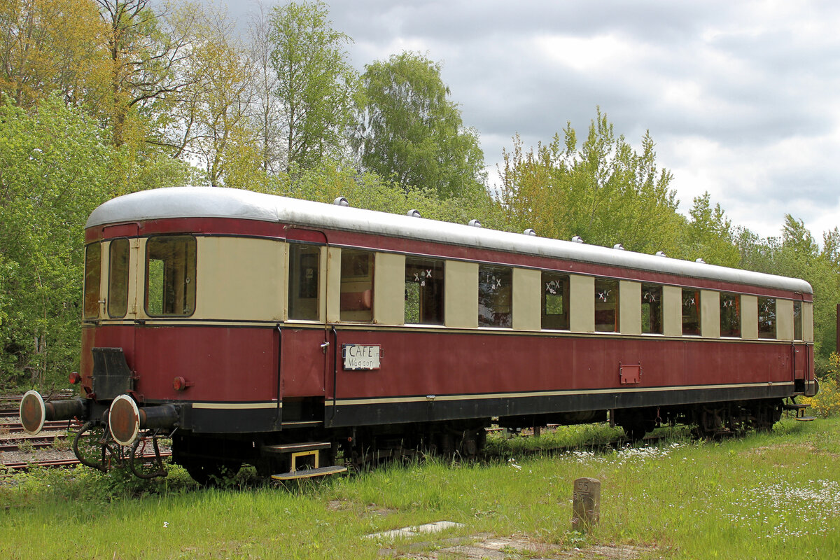 Die Eisenbahnfreunde der WZTE Zeven e. V. nutzen den EVB - VB 406 als Cafe Waggon.
Zeven - Süd, 23.05.2021