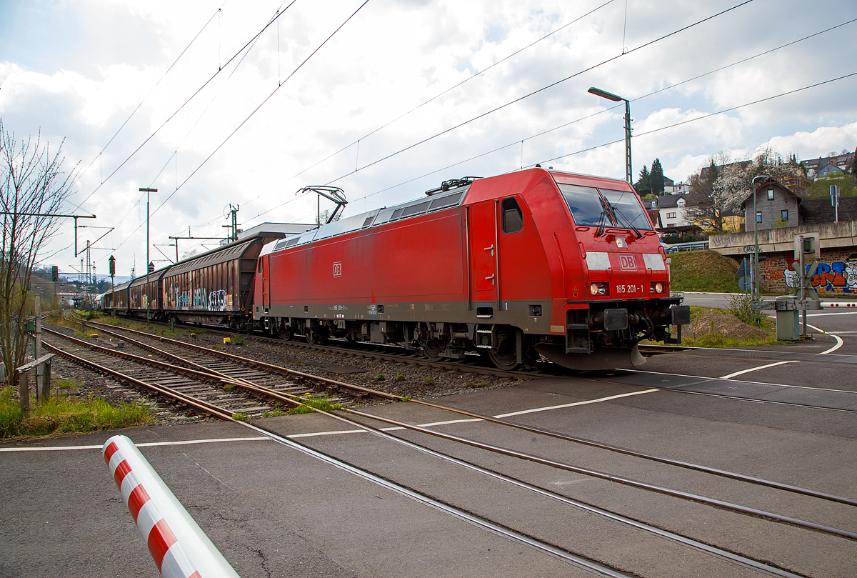 Die erste Bombardier Serien TRAXX F140 AC2.....
Die 185 201-1 (91 80 6185 201-1 D-DB) der DB Cargo Deutschland AG fährt am 14.04.2022 mit einem gemischten Güterzug, auf der Siegstrecke durch Niederschelden (hier noch Niederschelderhütte) in Richtung Siegen Köln.

Die TRAXX F140 AC2 wurde 2004 bei Bombardier in Kassel unter der Fabriknummer 33700 gebaut. Sie war die erste an die DB Cargo AG (damals Railion Deutschland AG) gelieferte der Serie TRAXX F140 AC2. 
