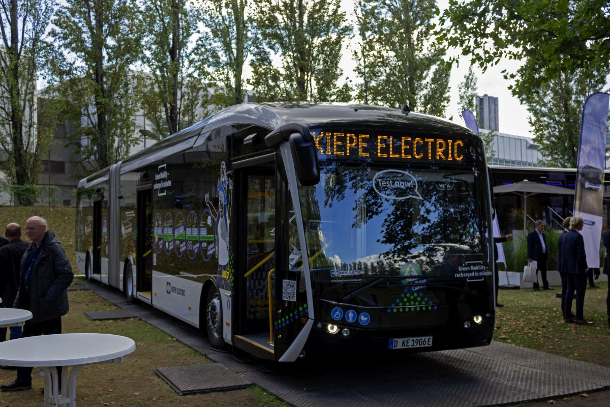 Die Firma Kiepe Electric produziert haupts�chlich die elektronische Ausr�stung f�r Stra�enbahnen und Batterie- sowie Oberleitungsbusse. Auf der InnoTrans 2022 wurde ein offenbar selbst produzierter Batteriegelenkbus ausgestellt, �ber den ansonsten wenig Informationen zu finden sind.