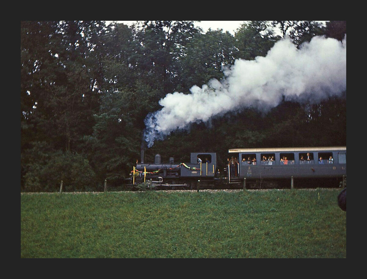 Die Gaswerkbahn Bern - der unterste Abschnitt vom Gaswerk zur Gossetstrasse, heute durchgehend ein Veloweg: Abschiedsfahrten am 31.August 1968. Die Gaswerk-Lok hat in der starken Steigung hart zu arbeiten. 