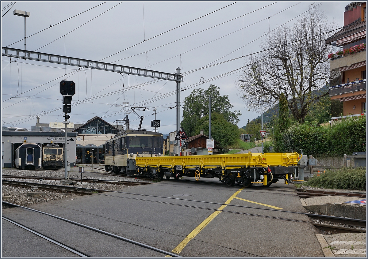 Die GDe 4/4 6004 rangiert einen augenscheinlich neuen TPF Güterwagen in Chernex.

24. Juli 2020