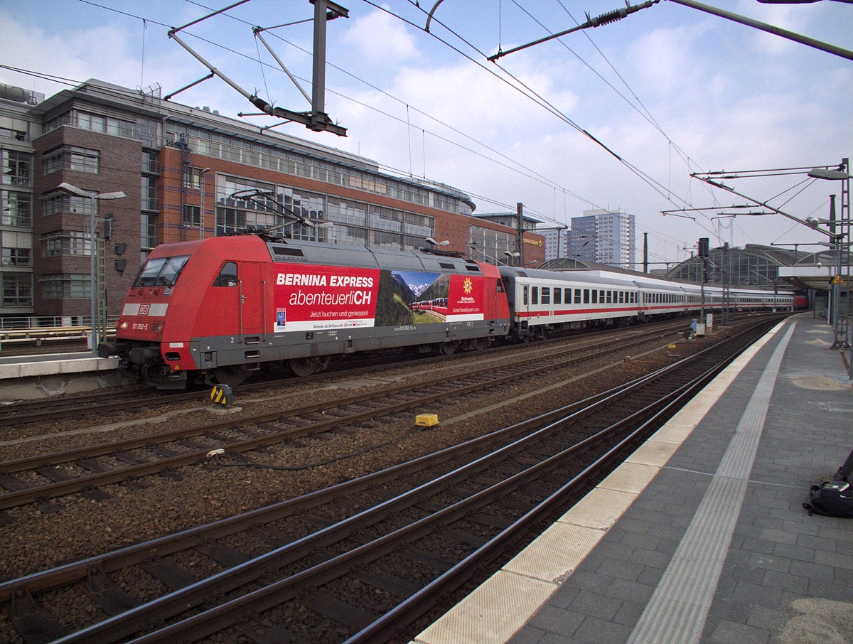 Die Gegenleistung zu IC2222/2388: IC2223(->Aachen)/2385(->Stuttgart), die bis Hannover gemeinsam fahren und aus 3 101ern und 13 Intercitywagen gebildet werden. Eine 101 luft dabei kalt in der Zugmitte. Am 6.3.14 waren 101 092 (eine Werbelok!!), 101 122 und 101 014 fr diese Aufgabe eingeteilt, hier bei der Ausfahrt aus Berlin Ostbahnhof.