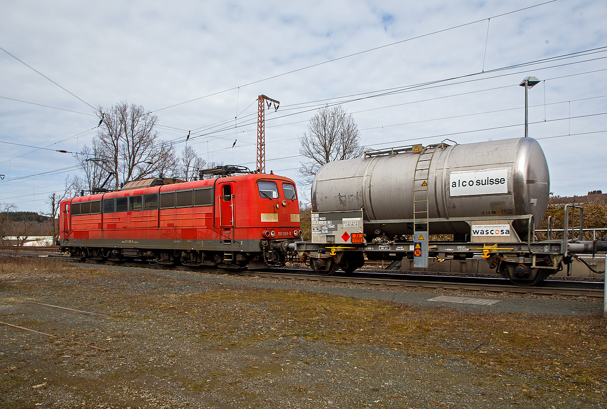 Die den gemischten Güterzug der DB Cargo 185 073-4 nachschiebende an die DB Cargo AG vermietete Railpool 151 099-9 (91 80 6151 099-9 D-Rpool), am 20.03.2021 durch Rudersdorf (Kr. Siegen) über die Dillstrecke (KBS 445) in südlicher Richtung. Später fuhr die 151 099-9 als Lz wieder in Richtung Kreuztal retour.

Ein Nachschiebetriebfahrzeug wird es dann geführt, wenn die Belastung des Zughakens des ziehenden Triebfahrzeuges nicht ausreicht. Dann schiebt eine zweite Lokomotive den Güterzug zusätzlich an. Dieser Einsatz erfordert einen Triebfahrzeugführer auf jeder Lok.

Die 151 099-9 wurde 1976 von Krupp unter der Fabriknummer 5349 gebaut und an die Deutsche Bundesbahn geliefert. Bis 31.12.2016 gehörte sie zur DB Cargo AG. Zum 01.01.2017 wurden je 100 sechsachsige elektrische Altbau-Lokomotiven der Baureihen 151 und 155 an ein Konsortium aus dem Lokvermieter Railpool verkauft. Die DB Cargo mietet daraufhin 100 Loks von Railpool wieder an. Die anderen Maschinen werden dem freien Markt angeboten.