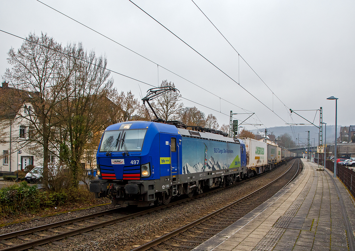 Die HUPAC bzw. BLS Cargo 497 - 193 497 (91 80 6193 494-2 D-BLSC) fährt am 14.01.2022 mit einem langen „Ambrogio“ Container/ KLV-Zug, auf der Siegstrecke durch den Bahnhof Kirchen (Sieg) in Richtung Köln.

Die Siemens Vectron MS wurde 2018 von Siemens Mobilitiy in München-Allach unter der Fabriknummer 22386 gebaut und an die HUPAC SA. geliefert. Eigentümer der Lok ist die HUPAC Intermodal SA (Chiasso) und wurde bei der BLS Cargo eingestellt und/oder vermietet. Sie hat die Zulassungen für Deutschland, Österreich, Schweiz, Italien und die Niederlande (D, A, CH, I, NL). Die Vectron MS hat eine Leistung von 6,4 MW und eine Höchstgeschwindigkeit von 160 km/h.