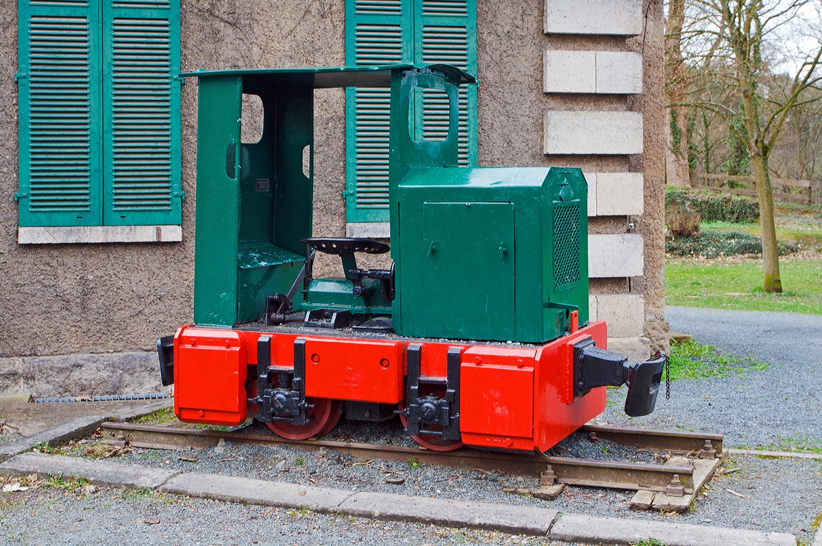 
Die kleine O&K MV0A Feldbahn-Denkmallok am 23.03.2014 beim Museum Villa Grün in Dillenburg. 

Die Feldbahnlok vom Typ MV0A wurde 1956 bei der Orenstein & Koppel AG im Werk Dortmund-Dorstfeld unter der Fabriknummer 25680 und an die Burger Eisenwerke GmbH in Burg/Dillkreis geliefert, Anfang der 70er-Jahre ging sie dann zur Buderus AG ins Werk Niederscheld bei Dillenburg. 

Technische Daten: 
Hersteller:  Orenstein & Koppel AG, Dortmund-Dorstfeld
Bezeichnung:  MV0a 
Fabrik-Nummer: 25 680
Bauart:  B dm
Gewicht:  3,5 t
Spurweite:  750 mm
Leistung:  20 PS
Geschwindigkeit: 5 - 10 km/h