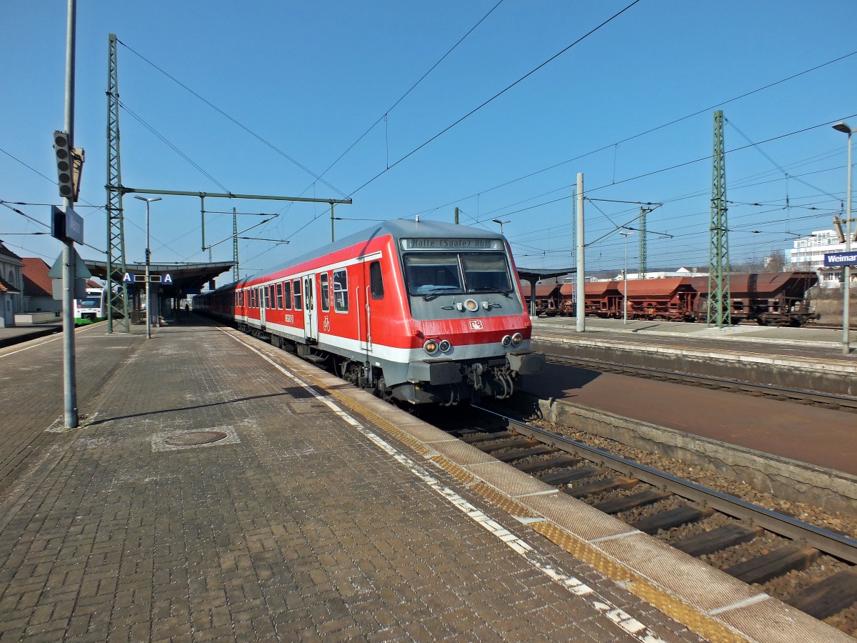 Die Klotzbremsen der alten Halberst�dter Wagen, die als Regionalbahn  zwischen Eisenach und Halle pendeln h�rt man noch in gr��erer Entfernung, um nicht zu sagen, sie machen einen H�llenl�rm. Beim Anfahren hingegen sind die Ger�usche ertr�glicher. Viel dazu bei tr�gt 182 024 am Zugschluss, die wie alle 182 eine Tonleiter zum besten gab. Weimar, 13.3.14