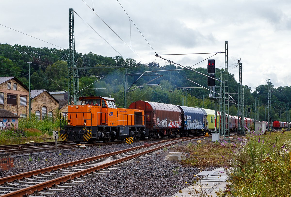 Die KSW 42 (92 80 1277 902-3 D-KSW), eine Vossloh MaK G 1700 BB der KSW Kreisbahn Siegen-Wittgenstein, fährt am 20.08.2021 nun (nach dem Umsetzen) mit ihrem Übergabe-Güterzug von Betzdorf (Sieg) weiter nach Kreuztal. Nochmals einen Gruß an den netten Tf zurück.