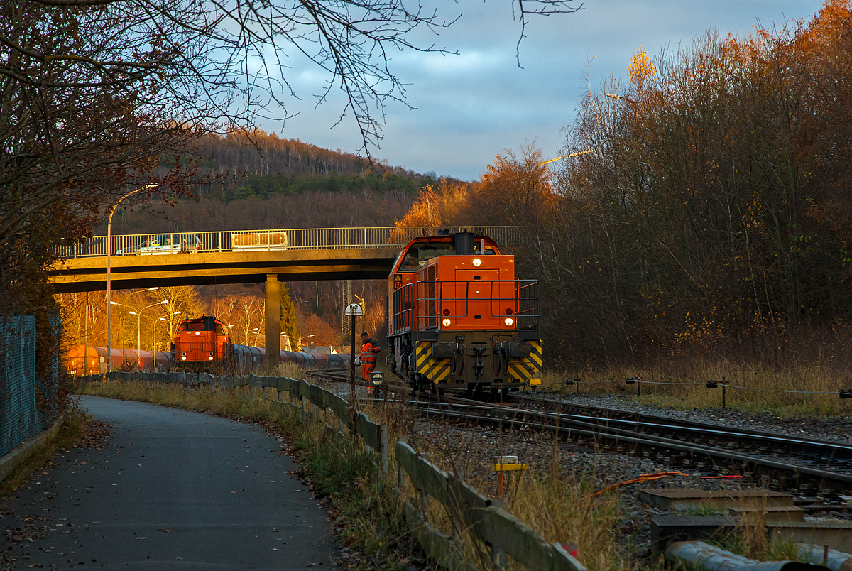 Die KSW 44 (92 80 1271 004-4 D-KSW) die MaK G 1000 BB der KSW (Kreisbahn Siegen-Wittgenstein) erreicht, am spätem Nachmittag des 24.11.2021, von Burbach über Hellertalbahn kommend, Herdorf. Die Lok bremst ab, der Rangierbegleiter springt schon ab um die Hand-Weiche am KSW Rangierbahnhof Herdorf (Freien Grunder Eisenbahn KSW NE447 / DB-Nr. 9275) umzulegen. Dann muss die Lok noch etwas vorziehen, damit der Weichenwärter am Stellwerk Herdorf Ost die Weiche zum KSW Rbf stellen kann. Danach fährt die Lok auf die Freien Grunder Eisenbahn KSW NE447 / DB-Nr. 9275, wo es später in Richtung Neunkirchen-Salchendorf geht.

Hinten am Rbf steht die KSW 42 (92 80 1277 902-3 D-KSW), eine Vossloh MaK G 1700 BB, mit einem Übergabe-Güterzug (von Herdorf zum Rbf Kreuztal), zur Abfahrt bereit. Sie muss aber noch warten bis die RB 96 „Hellertalbahn“ durch ist und dann den Bf Betzdorf/Sieg erreicht hat.