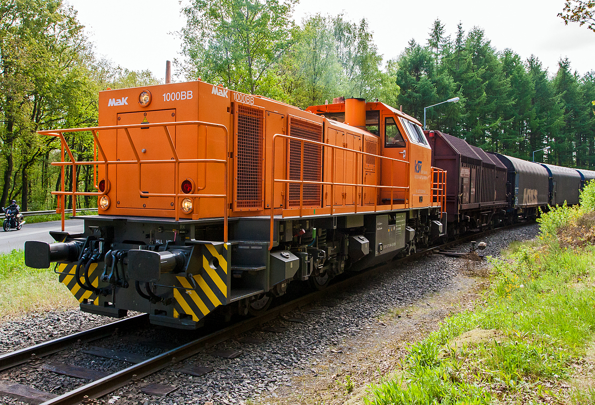 Die KSW 44 (92 80 1271 004-4 D-KSW) die MaK G 1000 BB der KSW (Kreisbahn Siegen-Wittgenstein) steht am 18.05.2012, auf dem Pfannenberg in Neunkirchen-Salchendorf, auf der Freien Grunder Eisenbahn (KSW NE447 / DB-Nr. 9275) einer privaten Eisenbahnstrecke der KSW, zur Abfahrt mit leeren Coilwagen nach Herdorf bereit.

Diese 12 km lange Strecke Herdorf–Salchendorf (Pfannenberg) der Streckenkategorie C2 (Radsatzlast 20 t), ist Eigentum der KSW (ehemals Freien Grunder Eisenbahn AG). 
