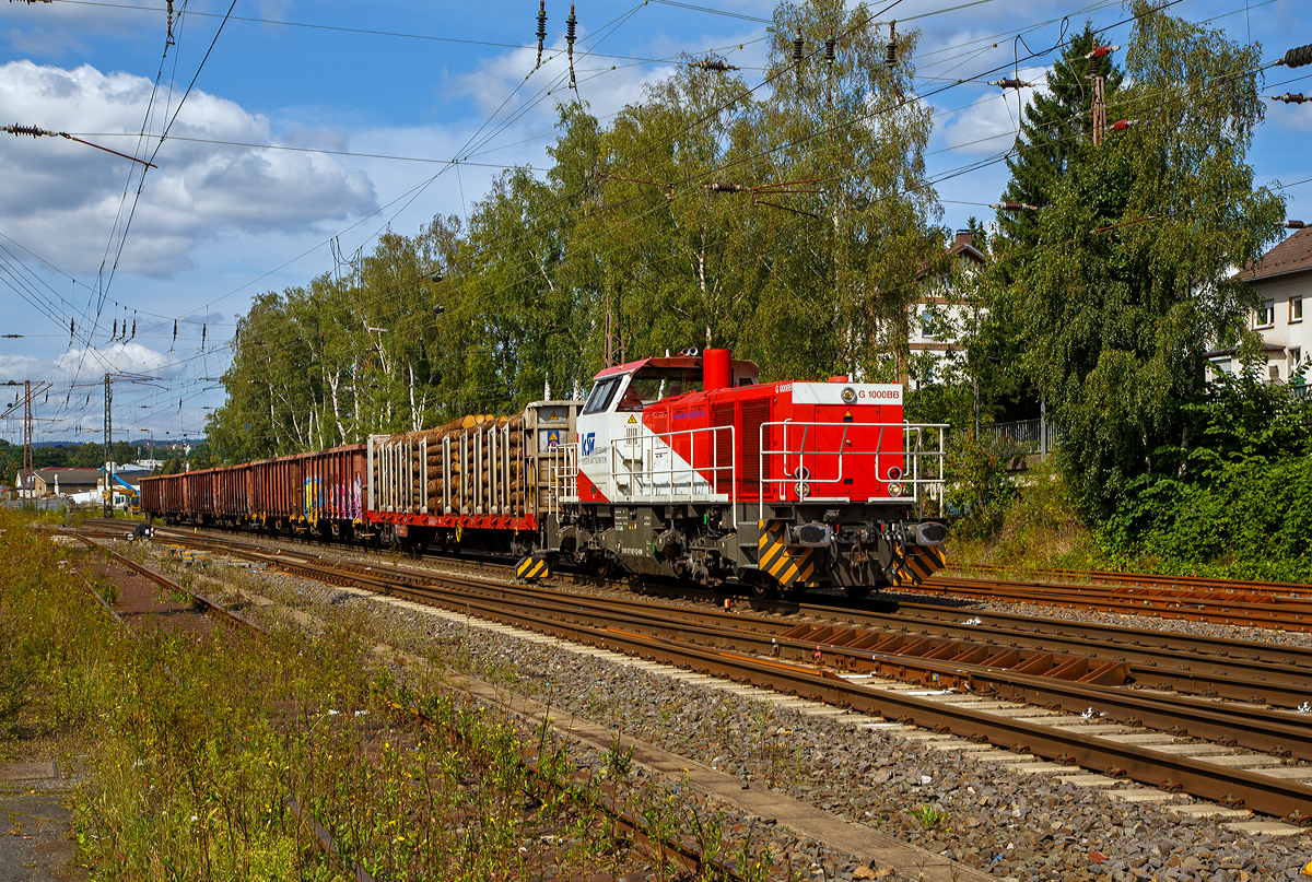 Die KSW 47 (92 80 1271 027-5 D-KSW), ex D 2 der HFM, eine Vossloh G 1000 BB der KSW (Kreisbahn Siegen-Wittgenstein), erreicht am 24.08.2021 mit einem Güterzug Kreuztal und fährt gleich in den Rbf ein.

Die Lok wurde 2008 unter der Fabriknummer 5001673 bei Vossloh in Kiel gebaut, 2009 ging sie zur kundenspezifische Anpassung zum Service-Zentrum Moers und erst am 16.07.2010 erfolgte die Auslieferung an HFM Managementgesellschaft für Hafen und Markt mbH in Frankfurt (Main)  D 2  (92 80 1271 027-5 D-HFM). Am 31.10.2016 ging sie dann an die Kreisbahn Siegen-Wittgenstein (KSW).