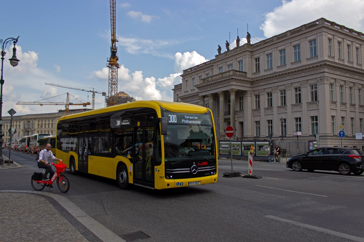 Die Leihfahrrder und -Scooter diverser Unternehmen sind in Berlin zu einem nahezu unvermeidlichen Bestandteil des Straenbildes geworden. In diesem Fall fuhr ein E-Bike im gerade unpassenden Zeitpunkt vor den Mercedes-Benz Elektrobus 1817.