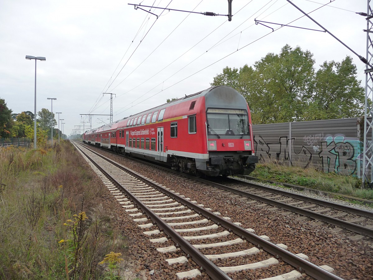 Die letzte DR-Neuentwicklung (geliefert allerdings schon in mintgr�n) war dieses Gef�hrt mit dem sperrigen Namen DABbuzfa 760, der erste 140km/h schnelle DR-Doppelstockwagen. Auch einige der Mittelwagen sind f�r dieses Tempo geeignet. Der hier abgebildete Steuerwagen wird aber wohl kaum schneller als 120 fahren, das verhindert die 143. Berlin-Karlshorst, 7.10.13