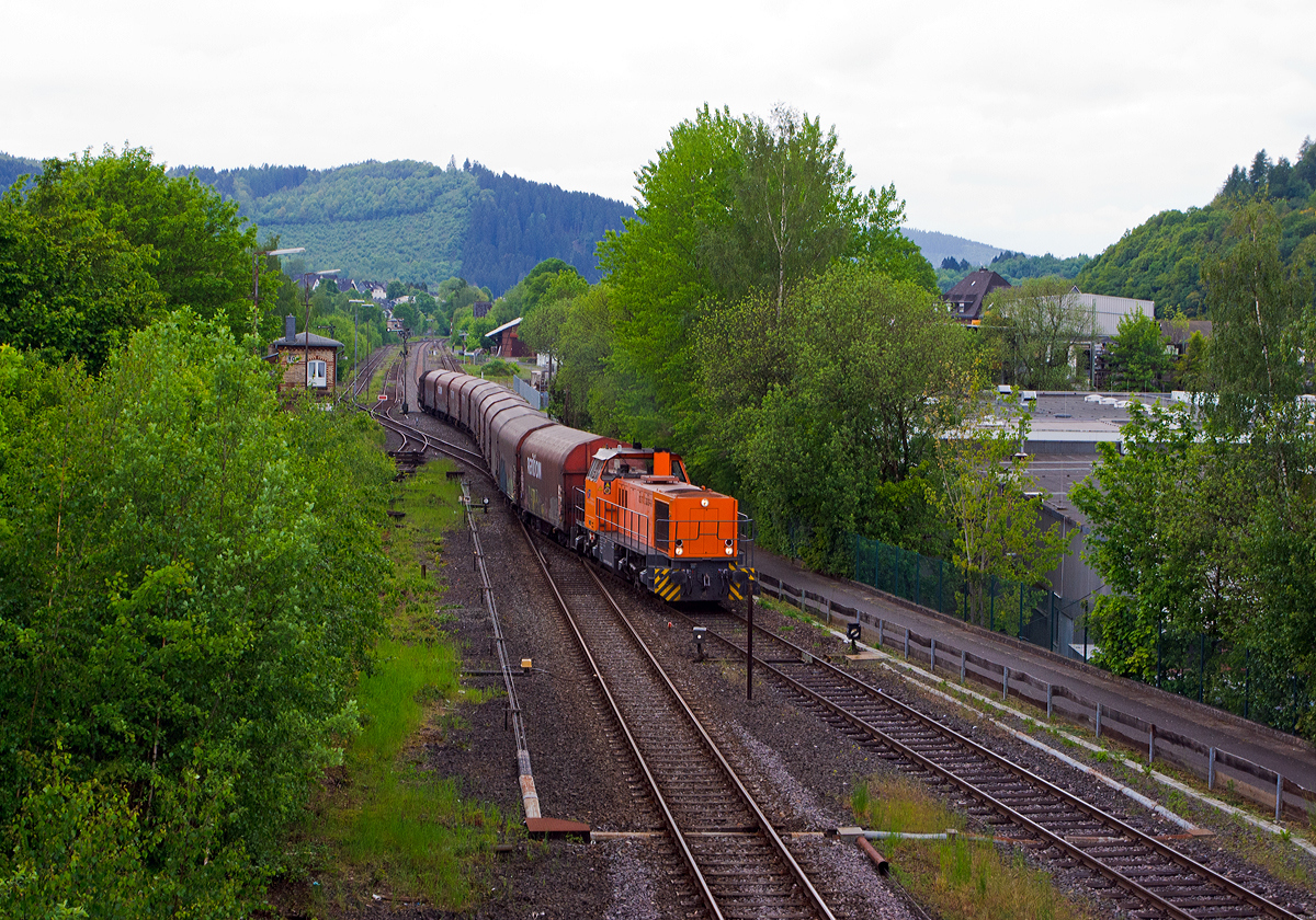 Die Lok 42 (92 80 1277 902-3 D-KSW) der KSW (Kreisbahn Siegen-Wittgenstein), eine MaK G 1700 BB, kommt mit einem Coil-Güterzug am 15.05.2014 aus Betzdorf über KBS 462 (Hellertalbahn) in Herdorf an. Sie erreicht gleich den KSW-Rangierbahnhof, welcher hinter der (offenen) Gleissperre beginnt.