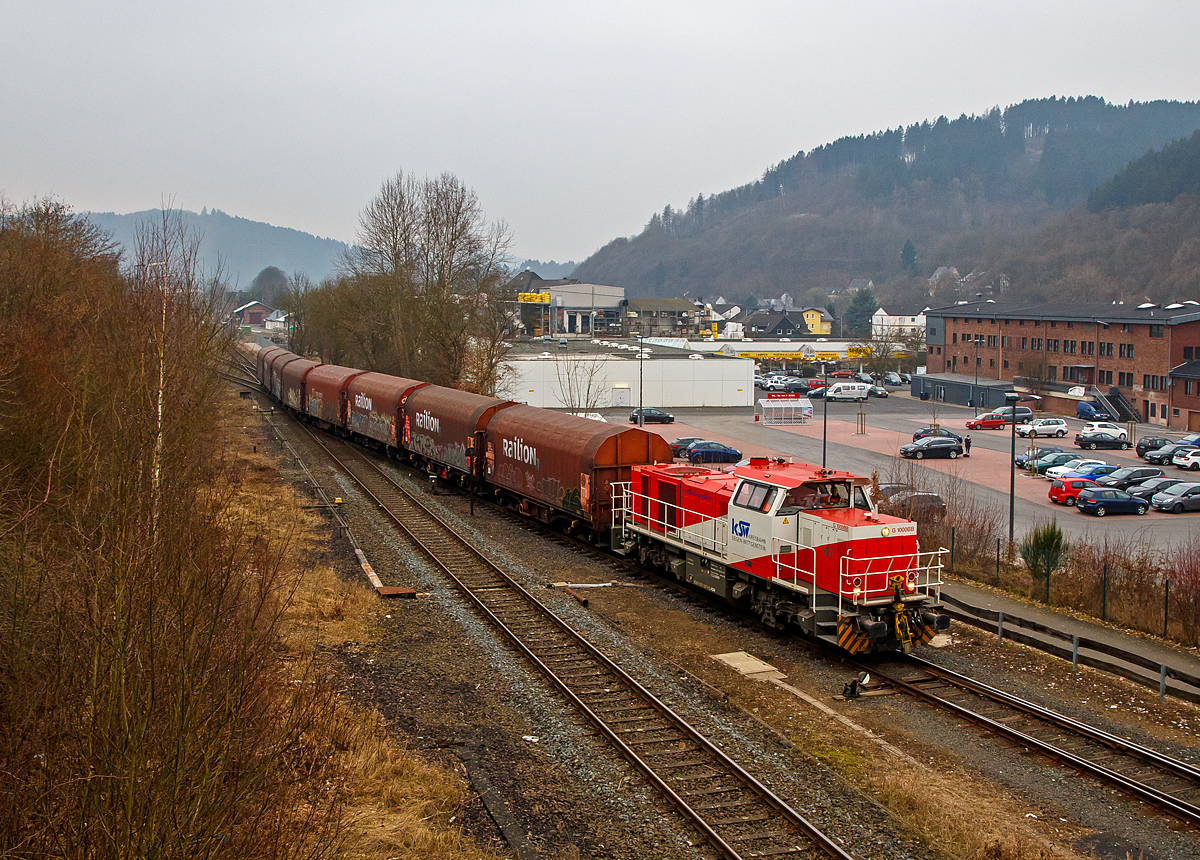 Die Lok 47 (92 80 1271 027-5 D-KSW) der Kreisbahn Siegen-Wittgenstein (KSW), ex D 2 der HFM, eine Vossloh MaK G 1700 BB, hat am 10.02.2017, mit einem beladenen Coil-Güterzug, Herdorf erreicht und fährt nun mit diesem auf den KSW Rbf Herdorf (Betriebsstätte Freien Grunder Eisenbahn - NE 447).