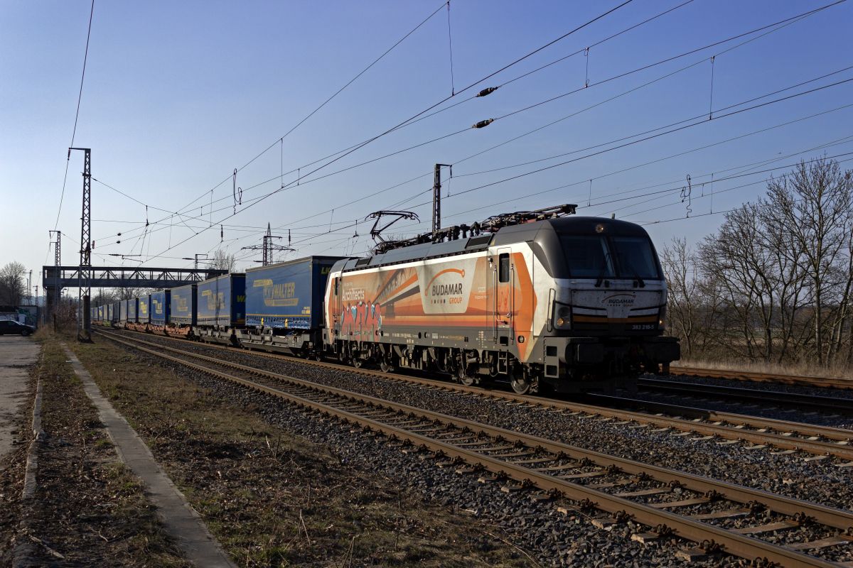 Die Lokomotiven der slowakischen Firma Budamar sind mittlerweile h�ufig in Deutschland zu sehen, vor allem mit KLV-Z�gen. Am 10.03.25 war es ein Trailerzug der Spedition Walter, den 383 218 in Saarmund gen Osten bef�rderte.