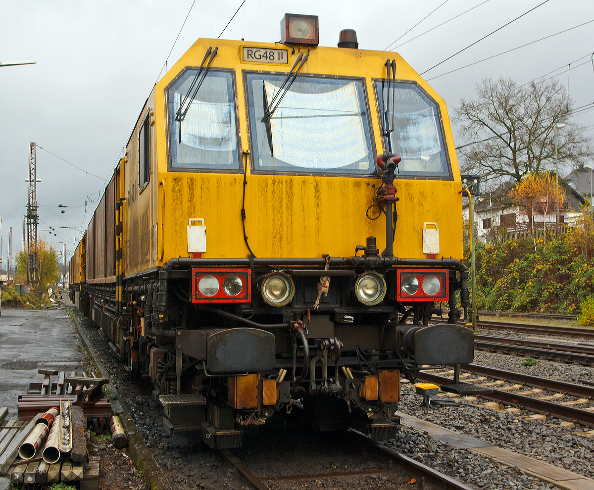 
Die LORAM Schienenschleifmaschine RG 48 II, Schweres Nebenfahrzeug Nr. 99 80 9427 002-7 D-SAUB, der Schweerbau abgestellt am 16.11.2014 in Kreuztal.