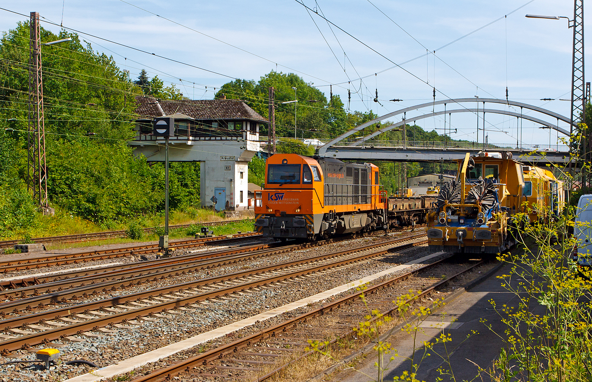 
Die MaK G 2000 BB (Lok 43) der KSW (Kreisbahn Siegen-Wittgenstein) kommt am 18.07.2014 mit ihrem Übergabezug in Kreuztal an.

Die Lok 43 ist eine asymmetrische MaK G 2000 BB und wurde 2002 bei Vossloh unter der Fabriknummer 1001327 gebaut. Sie hat einen Caterpillar Motor 3516 B-HD mit 2.240 kW Leistung, die Höchstgeschwindigkeit beträgt 120 km/h. 
Sie hat die NVR-Nummer 92 80 1273 018-2 D-KSW und die EBA-Nummer EBA 00 L15 K019

Einen lieben Gruß an das freundliche Lokpersonal der KSW retour.