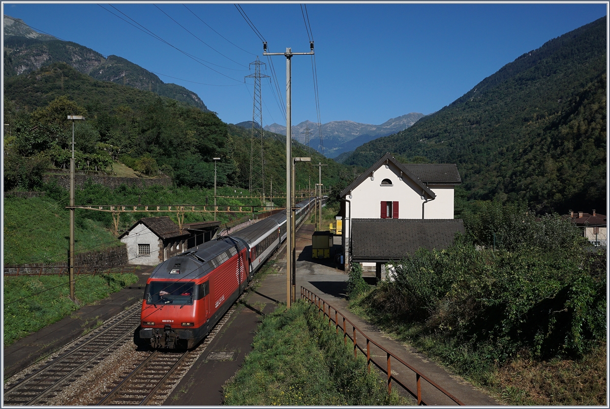 Die meisten  Gotthard  IR wurden von den formschönen Re 4/4 II befördert, doch hin und wieder, am Wochenende auch öfters, kammen Re 460 zum Einstaz, wie dieses Bild aus Giornico zeigt.
7. Sept. 2016