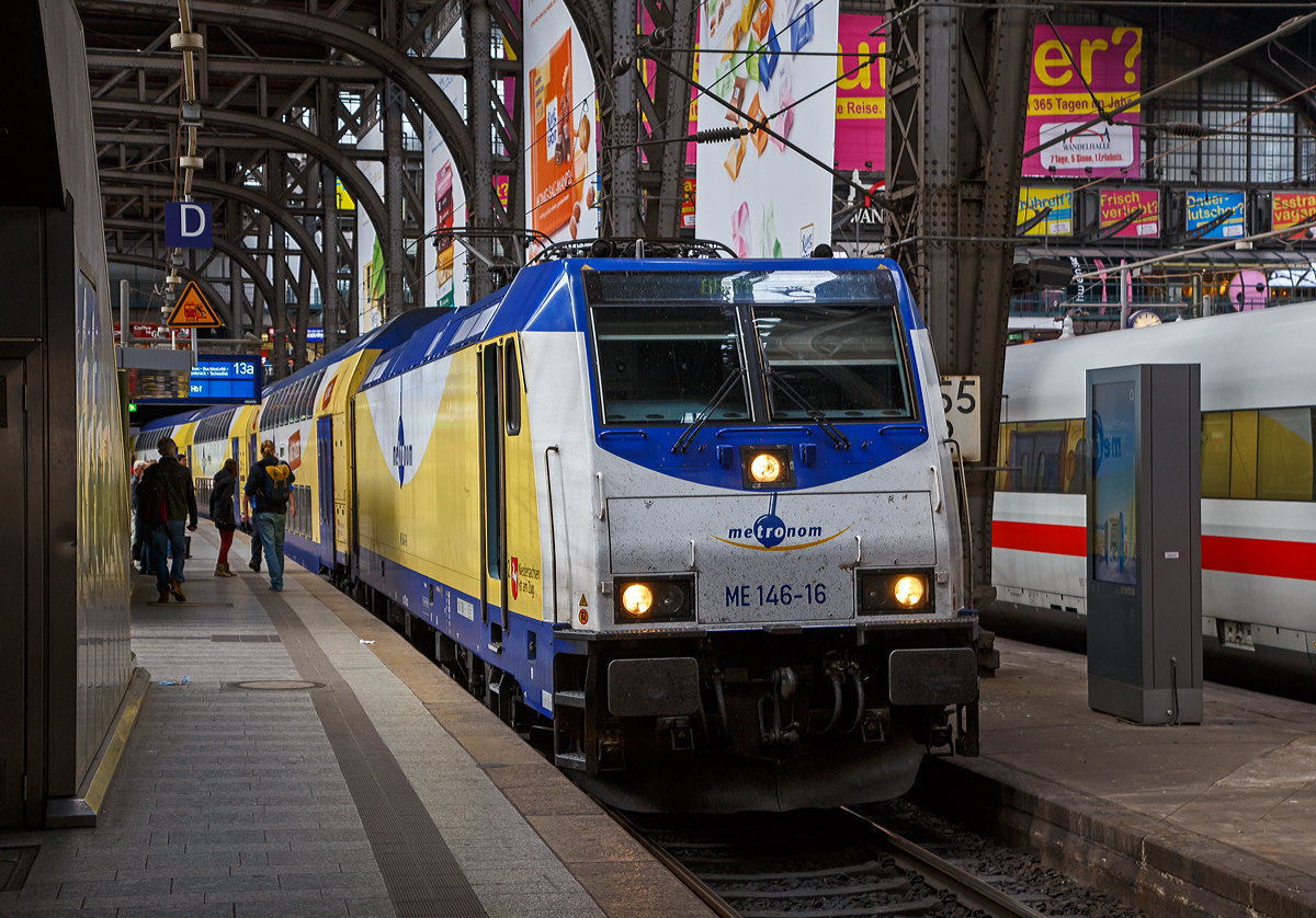 Die metronom ME 146-16 „Celle“ (91 80 6146 516-0 D-ME) steht am 16.06.2015 mit dem RB 41 im Hbf Hamburg zur Abfahrt bereit.

Die TRAXX P160 AC2 wurde 2005 von Bombardier in Kassel unter der Fabriknummer 34039 gebaut und an die Landesnahverkehrsgesellschaft Niedersachsen (LNVG) geliefert, die die wiederum das Rollmaterial der Metronom Eisenbahngesellschaft mbH (Uelzen) zu Verfügung stellt.

Die Metronom Eisenbahngesellschaft mbH (Eigenschreibweise metronom) ist ein nichtbundeseigenes Eisenbahnverkehrsunternehmen mit Sitz in Uelzen und zählt mit täglich über 100.000 Fahrgästen zu den größten Privatbahnen Deutschlands. Das gesamte Rollmaterial stammt aus dem Landespool der Landesnahverkehrsgesellschaft Niedersachsen mbH (LNVG). Es ist für die Dauer der jeweiligen Verkehrsleistung angemietet und in den von der LNVG vorgesehenen Farben Blau, Weiß und Gelb lackiert. 

Die Triebfahrzeugflotte der Metronom besteht aus 29 E-Loks Bombardier „TRAXX P160 AC“ (ME 146-01 bis -10), Bombardier „TRAXX P160 AC2“ (ME 146-11 bis -18 und 146 531–539), Bombardier „TRAXX P160 AC3“ (ME 147-543 und –544), sowie Doppelstockwagen der vierten Generation (Bauart „Görlitz“), die ebenfalls von Bombardier gefertigt wurden.

Zwischen 2007 und 2018 gehörten auch acht Diesellokomotiven Bombardier „TRAXX P160 DE“ – Baureihe 246, dazu. Die Baureihe wurde in nur 700 Tagen speziell für die Verbindung Hamburg–Cuxhaven entwickelt. Seit Dezember 2018 werden diese Lokomotiven von der DB-Tochter Start auf der gleichen Strecke eingesetzt.
Steuerwagen im neuen Design

Die LNVG modernisiert ab 2019 die vorhandenen Wagen, sie erhalten neue Fußböden, neue Sitze, neue Beleuchtungen, Überwachungskameras und WLAN-Zugänge. Auch der Außenlack soll erneuert werden.