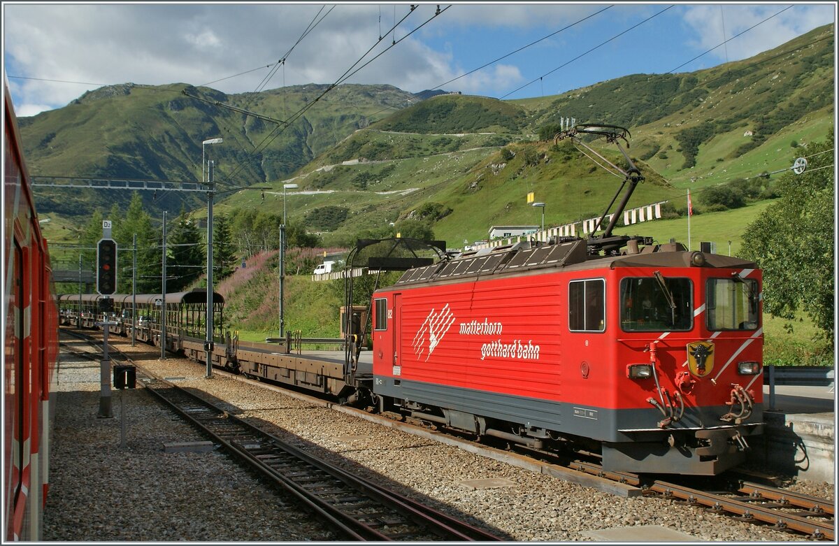 Die MGB Ge 4/4 III 82  URI  steht mit einem Auto-Tunnel Zug in Realp. 

29. August 2013