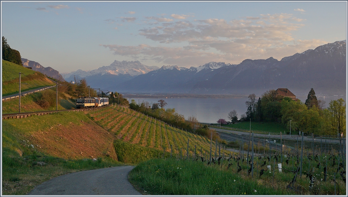 Die MOB GDe 4/4 6004  Interlaken  ist im Abendlicht mit einen MOB GoldenPass Panoramic nach Zweisimmen zwischen Châtelard und Planchamp unterwegs. 

11. April 2020