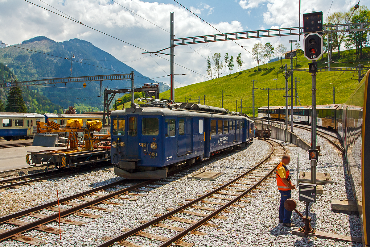 
Die MOB Triebwagen BDe 4/4 3006 und BDe 4/4 3005  GoldenPass Services , am 28.05.2012 beim Bahnhof Zweisimmen, aufgenommen aus einfahrendem Goldenpass Zug. Diese Triebwagen Baujahr 1946 wurden für Bahndienstzwecke umgebaut, es wurden Laufschienen und Krankatzen, für das Be- und Entladen von Baudienstmaterial, eingebaut. Da 1986 der jeweils 2. Führerstand ausgebaut worden ist, sind sie nur noch als gekuppeltes Paar einsetzbar.

Beide Triebwagen wurden 1946 von SIG / BBC / MOB gebaut und als CFe 4/4 3005 und 3006 in Betrieb genommen, Umzeichnungen erfolgten 1956 in BFe 4/4 und 1962 in BDe 4/4.
Ab 1979 Einsatz in Doppeltraktion für Panoramic Express, dafür erfolgte ein Umbau und Aufbau von zwei Einholmstromabnehmern. 1986 wurde jeweils ein Führerstand ausgebaut (bei 3006 die Seite Montreux und bei 3005 die Seite Zweisimmen), die Führerstandseinrichtungen  wurden die Steuerwagen Ast 116 und Ast 117 eingebaut. Ab 1997 gingen die Triebwagen in den  Baudienst als Reserve, 2007 erhielten sie eine Revision und den dunkelblauen Anstrich mit dem Logo  Golden Pass Services  und wurden in Zweisimmen stationiert. Zudem wurden die Personenabteile zu Personalabteilen umgebaut und in den ehemaligen Gepäckabteilen je eine Laufschiene für eine Krankatze eingebaut, welche das Be- und Entladen von Baudienstmaterial erlauben. Im Jahr 2015 erhielten beide Triebwagen wieder einen 2. Führerstand und können so wieder einzeln fahren. Zudem erfolgte ein Einbau von Rechteckscheinwerfer an beiden Stirnfronten.

TECHNISCHE DATEN eines BDe 4/4:
Spurweite: 1.000 mm (Schmalspur)
Achsformel: Bo’Bo’
Länge über Puffer: 16.620 mm
Länge des Kastens: 15.620 mm
Drehzapfenabstand: 11.350 mm
Achsabstand im Drehgestell: 2.450 mm
Raddurchmesser: 850 mm
Höhe: 3.600 mm
Breite: 2.700 mm
Stundenleistung: 463 kW
Stundenzugkraft : 5,10 t
Übersetzung: 1:5,67
Höchstgeschwindigkeit: 75 km/h
Ladefläche: 12,4 m²
Zuladungsgewicht: 2,0 t
Bremsen: Hs / V / C / Cr / X
