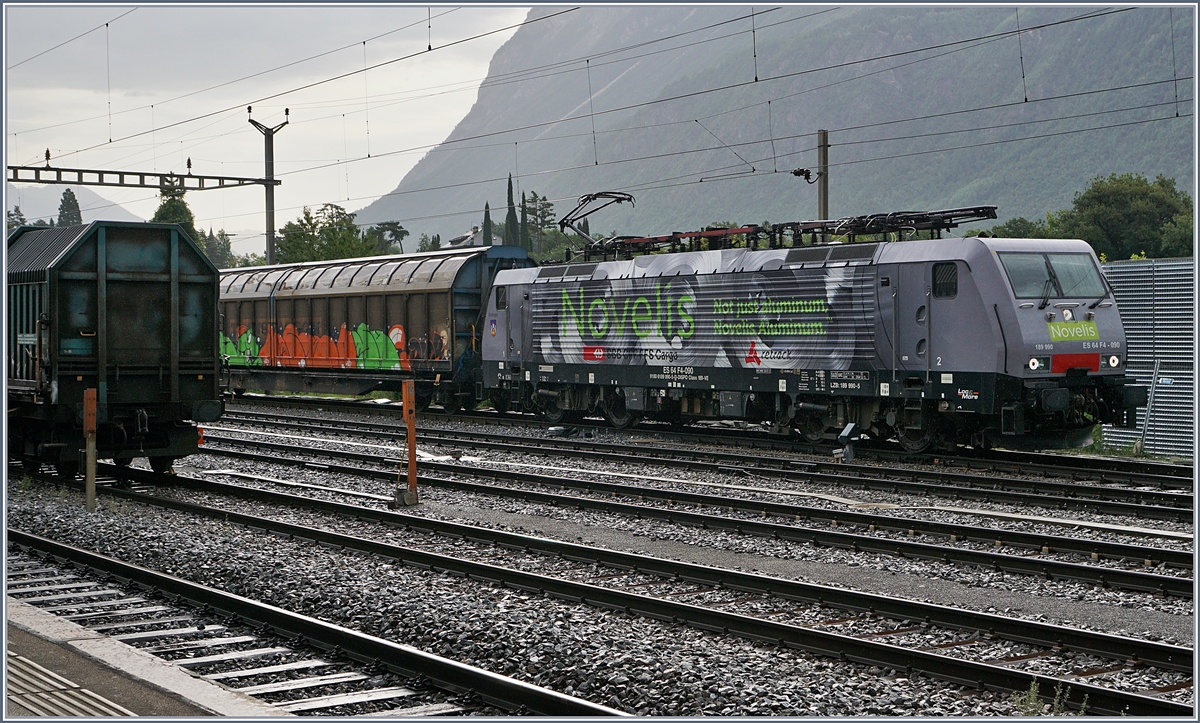 Die MRCE 189 090  Göttingen  (UIC 91 80 6189 990-5 D-Dispo Class 189-VE), vermietet an SBB Cargo, in der Novelis-Farbgebung mit seinem Aluminiumzuges nach Göttingen in Sierre.
Links im Bild, nur andeutungsweise zu sehen, der Aluminiumzug aus Göttingen, welche die Novelis Lok nach Sierre brachte.
31. Juli 2017