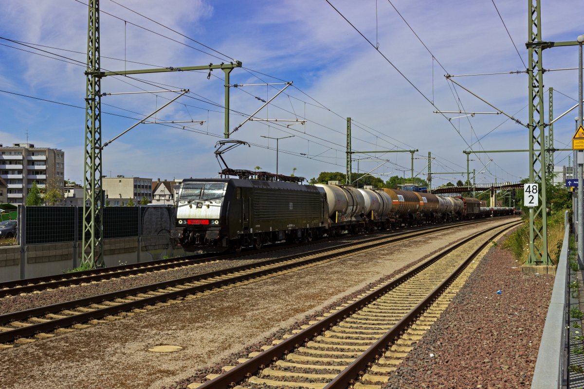 Die von MRCE zur�ck gekaufte 189 096 von DB Cargo zieht am 30.07.22 einen G�terzug durch Opladen in Richtung S�den.