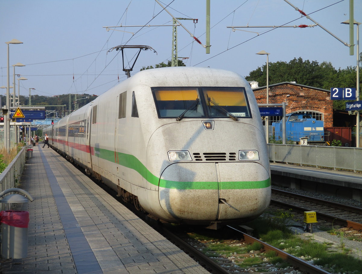 Die Nacht durchfahren wird der 402 039 den ICE 1048 von Binz nach K�ln.Aufgenommen,am 08.August 2020,in Bergen/R�gen.