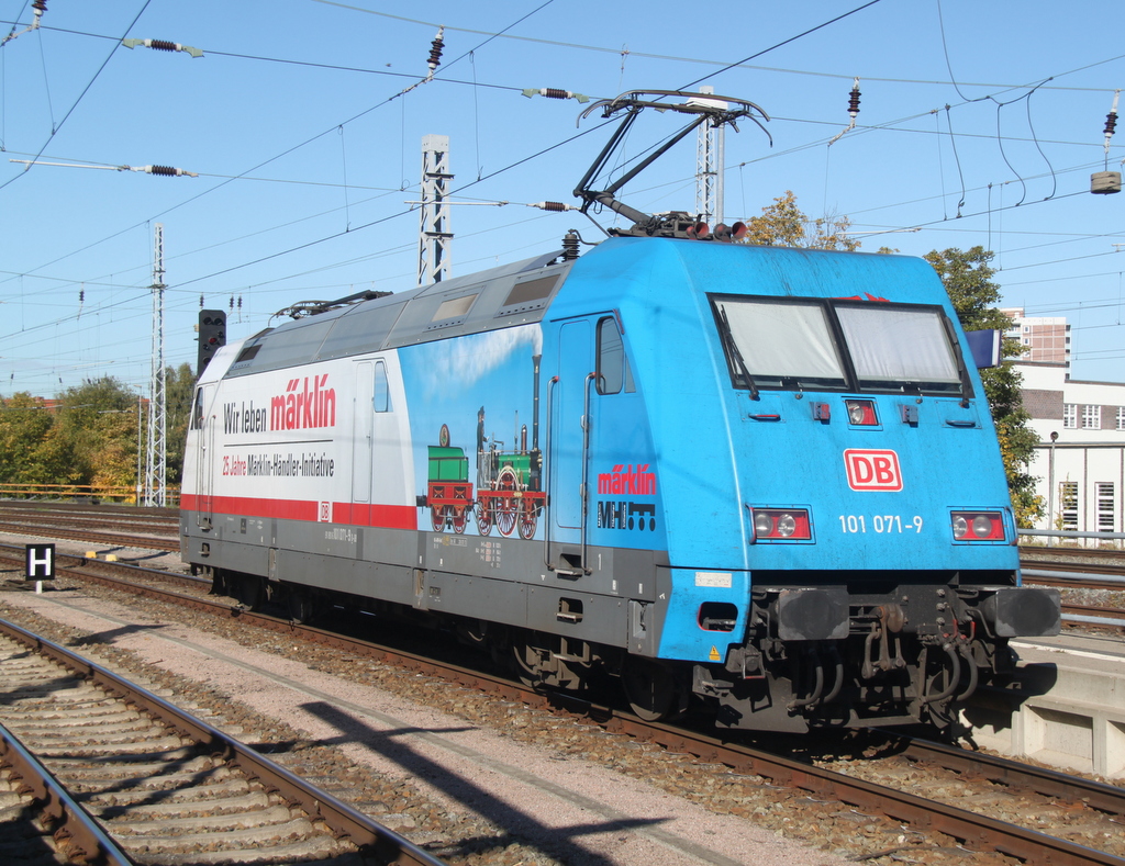 Die neue blau-wei�e M�rklin-Werbelok 101 071-9 beim Rangieren im Rostocker Hbf.11.10.2015