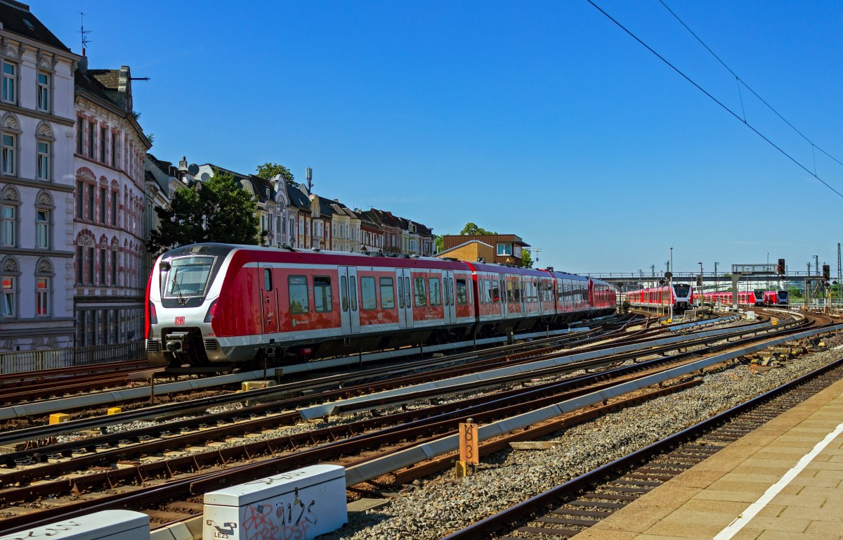 Die neuen Hamburger S-Bahn-Triebwagen der Baureihe 490 haben ein recht eigenwilliges Design, das an der Front von einem silbernen  H  dominiert wird. Mit 490 031 und 490 107 sind hier zwei dieser Z�ge im Bahnhofsbereich von Hamburg-Altona unterwegs.