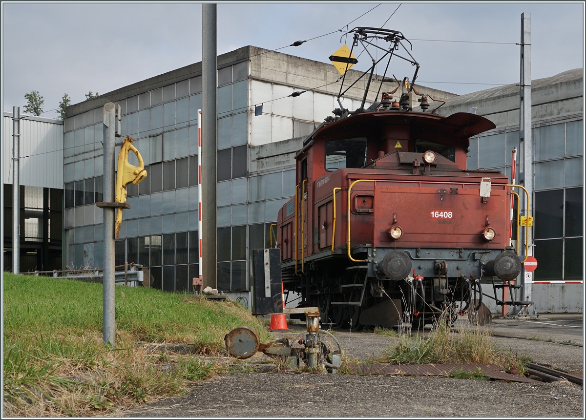  Die noch vor wenigen Jahren in Biel/Bienne im Rangiereinsatz stehende Ee 3/3 16408 (Baujahr 1946) hat nun bei der RUWA im Emmental eine neue Beschäftigung gefunden. Das Bild zeigt die Lok, die auf das Entladen der von ihr ins Werk bei Wasen i.E. gebrachten Flachwagen wartet, um die leeren Wagen wieder nach Sumiswald-Grünen zurück zu bringen.

21. September 2020