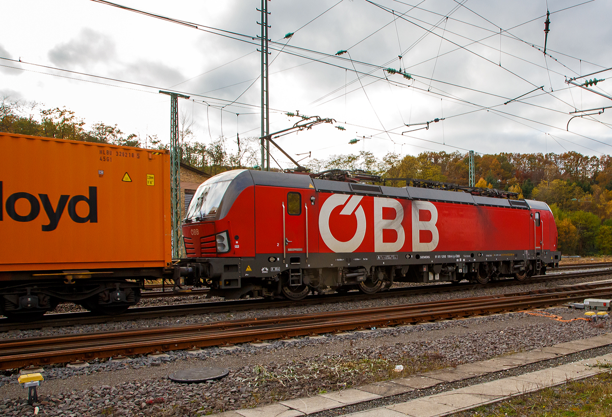 Die ÖBB 1293 199-6 (91 81 1293 199-6 A-ÖBB), eine Siemens Vectron MS (X4E) der Variante A60 (Länderpaket) fährt am 06.11.2021 mit einem Containerzug durch Betzdorf (Sieg) in Richtung Köln.

Die Siemens Vectron MS / X4E wurde 2020 von Siemens in München-Allach unter der Fabriknummer 22856 und an die ÖBB - Österreichische Bundesbahnen (ÖBB-Produktion GmbH) geliefert. Sie ist in der Variante A60 auf geführt und hat so die Zulassungen für A / D / CZ / PL / SK / H / RO / BG / HR /SRB / NL / B, wobei noch einige Länder noch durchgestrichen sind. Von der Variante A60 hat die ÖBB 2019 insgesamt 28 Loks (1293 173 bis 1293 200) abgerufen.

Ende Januar 2017 unterzeichneten die Österreichischen Bundesbahnen und Siemens Mobility einen Rahmenvertrag über bis zu 200 Lokomotiven, wovon die ersten 30 Mehrsystem-Vectron direkt zum Gesamtpreis von 120 Mio. Euro abgerufen wurden.

Die Siemens Vectron weisen im Betrieb mit Wechselspannung eine Leistung von 6.400 kW, mit Gleichspannung 6.000 kW, auf und haben eine Masse von bis zu 90 Tonnen, die auf vier Achsen verteilt eine Achslast von 22,5 Tonnen ergibt. Aufgrund der überwiegenden Verwendung im Güterverkehr sind die Lokomotiven zunächst für 160 km/h zugelassen. Zur Verbesserung der Laufeigenschaften auf kurvenreichen Strecken wurden die Lokomotiven mit aktiven Drehdämpfern ausgerüstet

TECHNISCHE DATEN:
Spurweite:  1.435 mm (Normalspur)
Achsformel:  Bo’Bo’
Länge über Puffer:  18.980 mm
Breite (über Handstangen): 3.012 mm
Höhe (Panto abgesenkt): 4.248 mm
Begrenzungslinie: UIC 505-1
Drehzapfenabstand:  9.500 mm
Achsabstand in Drehgestell:  3.000 mm
Raddurchmesser:  1.250 mm (neu) / 1.160 mm (abgenutzt)
Dienstgewicht: 90 t
Max. Radsatzlast :  22,5 t
Meterlast: 4.742 kg
Höchstgeschwindigkeit: 160km/h 
Antriebsleistung: 6.400 kW (AC) / 6.000 kW (DC)
Anfahrzugkraft: 	340 kN
Kleinster bef. Halbmesser: 80 m
Stromsysteme: 15kV/16,7Hz; 25kV/50Hz; 3kV DC (1,5kV DC)
Antriebsart: IGBT Stromrichter und Drehstrom Fahrmotore mit
Antrieb: Ritzelhohlwellenantrieb
Bremsbauart: KE-GPR-E m Z, (D), ep. Dynamisches Bremssystem Elektrodynamische Hochleistungs-Rückspeisebremse, für DC Netze zusätzlich Widerstandsbremse
Leistung der dynamischen Bremse: 6.400 kW (AC) / 6.000 kW (DC), Leistung der Widerstandsbremse: 2.600 kW (DC)
E-Bremskraft der dynamischen Bremse: 150 / 240 kN
Federspeicherbremse 45 / 50: 60 kN
Zugheizung: 900 kVA
Betriebliche Daten:
Zugbeeinflussungssysteme: Alstom IVC ETCS L1-2 + SCMT; LZB 80/E, PZB 90; MIREL VZ1; SHP
Sicherheitsfahrschaltung: Zeit-Zeit Impuls-SiFa
Zugfunk: GSM-R Dual Mesa 23 SW 4.9.3, Analogbetrieb 450 MHz gemäß UIC 751-3, GSM-R gemäß EIRENE FRS 7, SRS 15
Fern- und Vielfachsteuerung: UIC-WTB nach ÖBB Fernsteuerkonzept, ZMS-ZDS-ZWS

Quellen: ÖBB-Produktion GmbH, Siemens und wikipedia
